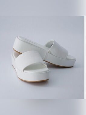 **NEW** Cushionaire Kudos Platform Wedge Memory Foam Sandals — Size 8.5